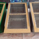 Sichtbox mit selbstgemachter Halterplatte für Jungpflanzenschalen