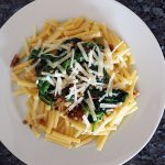 Blattspinat mit Pasta und Parmesan