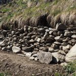 Perfekt genutzt: Steine aus dem Hang gleich als Stützmauer verarbeitet